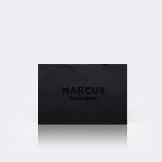 Savon Minuit Marcus – savon surgras artisanal aux huiles essentielles de bois de cèdre et patchouli, charbon actif