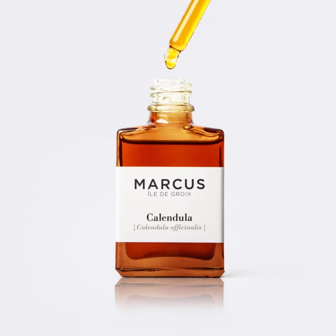 Packshot de l'huile de calendula de Marcus, produit local de l'île de Groix, un soin naturel fabriqué avec des ingrédients bretons.