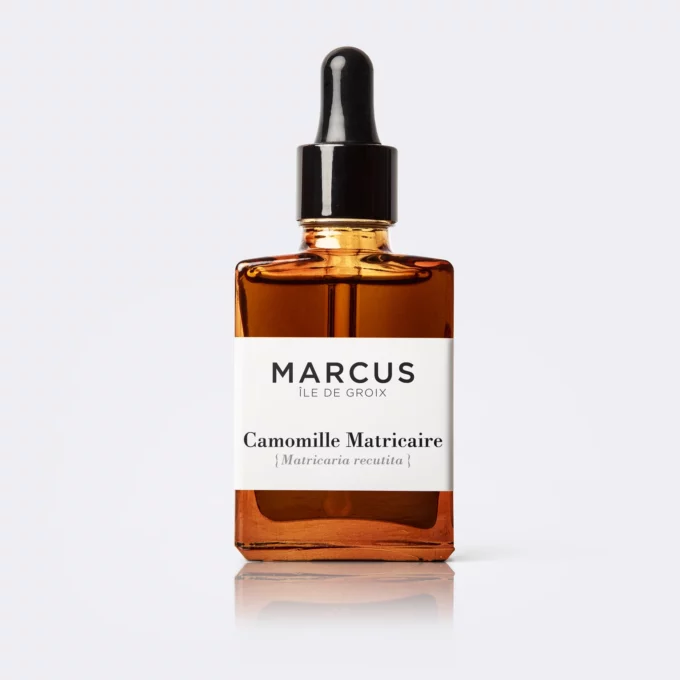 Packshot de l'huile de camomille matricaire Marcus, produit local 100% naturel de l'île de Groix, un soin apaisant et anti-inflammatoire pour la peau.