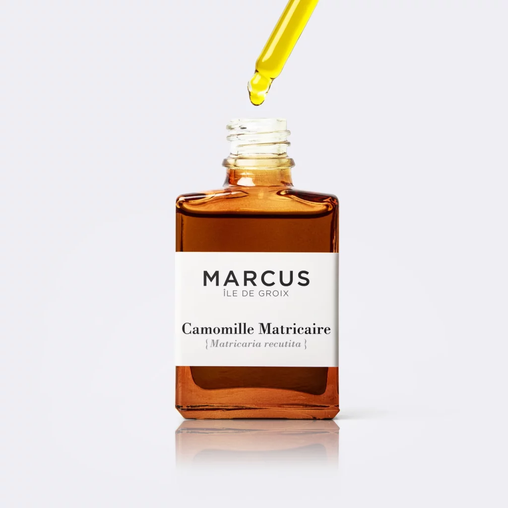 Packshot de l'huile de camomille matricaire Marcus, produit local 100% naturel de l'île de Groix, un soin apaisant et anti-inflammatoire pour la peau.