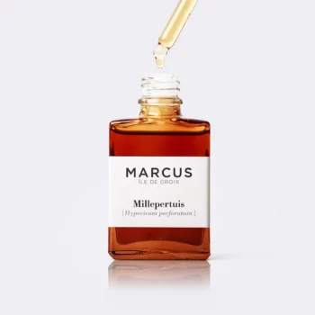 Packshot de l'huile de millepertuis Marcus, produit local de l'île de Groix, soin apaisant et réparateur pour la peau, 100% naturel.