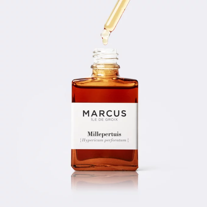 Packshot de l'huile de millepertuis Marcus, produit local de l'île de Groix, soin apaisant et réparateur pour la peau, 100% naturel.