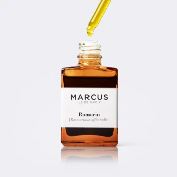 Packshot de Marcus, produit local de l'île de Groix, avec du romarin frais. Marque artisanale bretonne spécialisée dans des produits naturels.