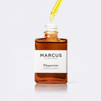 Packshot de Marcus, photo de la marque de produits locaux sur l'île de Groix avec une pâquerette en avant-plan.