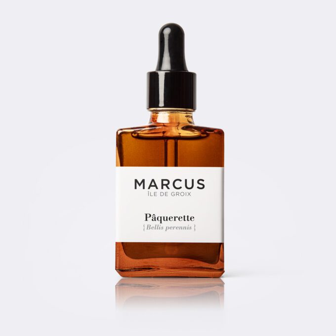 Packshot de Marcus, photo de la marque de produits locaux sur l'île de Groix avec une pâquerette en avant-plan.